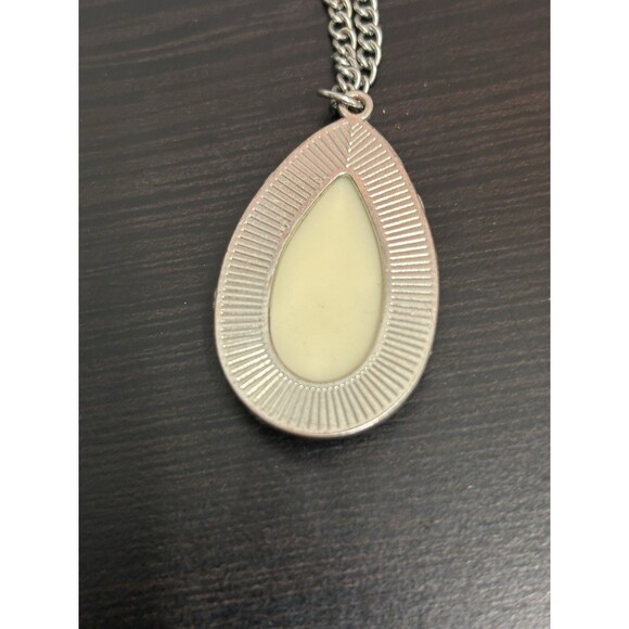 Vintage Teardrop Pendant Statement Necklace 22 Inch Chain - Picture 10 of 10